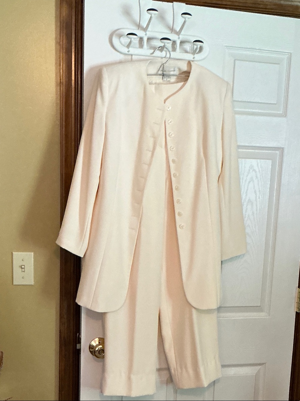Casual Corner Cream Two-Piece Pantsuit